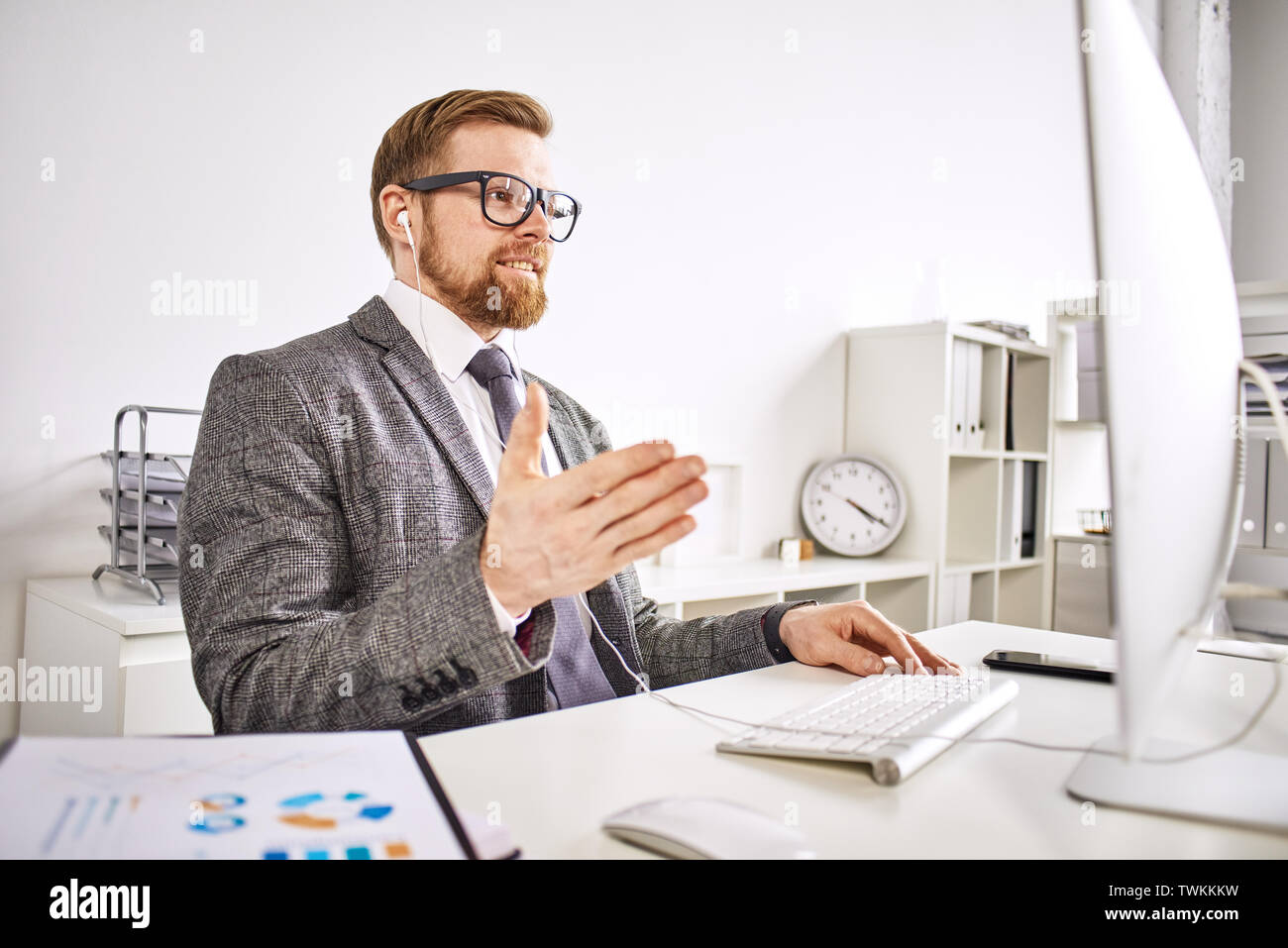 Mid age businessman talking on appel vidéo au bureau Banque D'Images