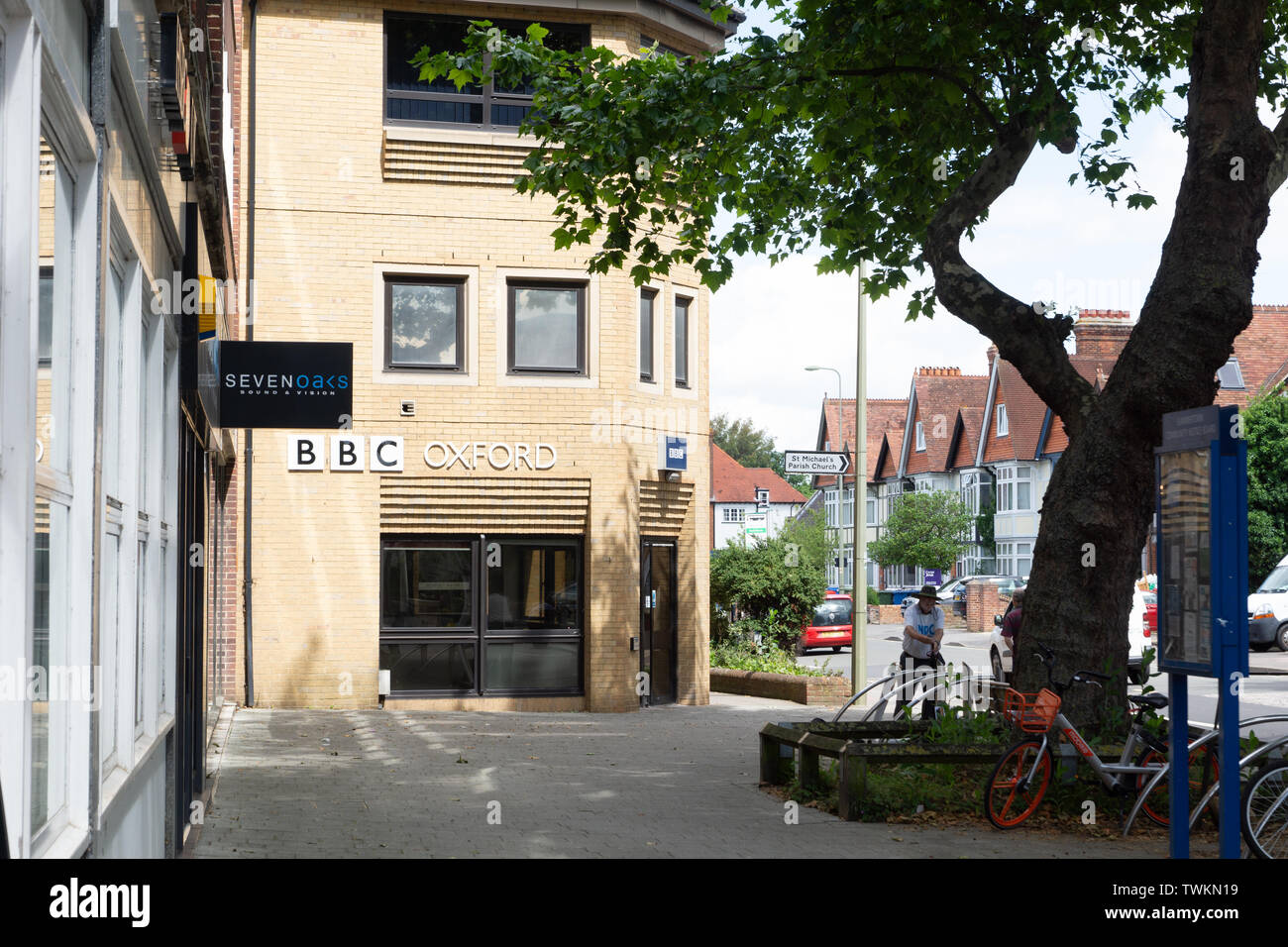 Oxford, Oxfordshire, Royaume-Uni le 21 juin 2019 des manifestations ont eu lieu dans tout le pays pour protester contre la décision de la BBC de tester la licence de télévision pour les plus de 75 ans, et la décision du gouvernement de faire payer la BBC pour la concession. MISE À JOUR : lundi 16 mars 2020, cette décision a été inversée en attendant l'isolement possible du groupe de plus de 70 ans en raison de la pandémie mondiale. PHOTO : BBC Offices, Oxford Bridget Catterall Alay Live News Banque D'Images