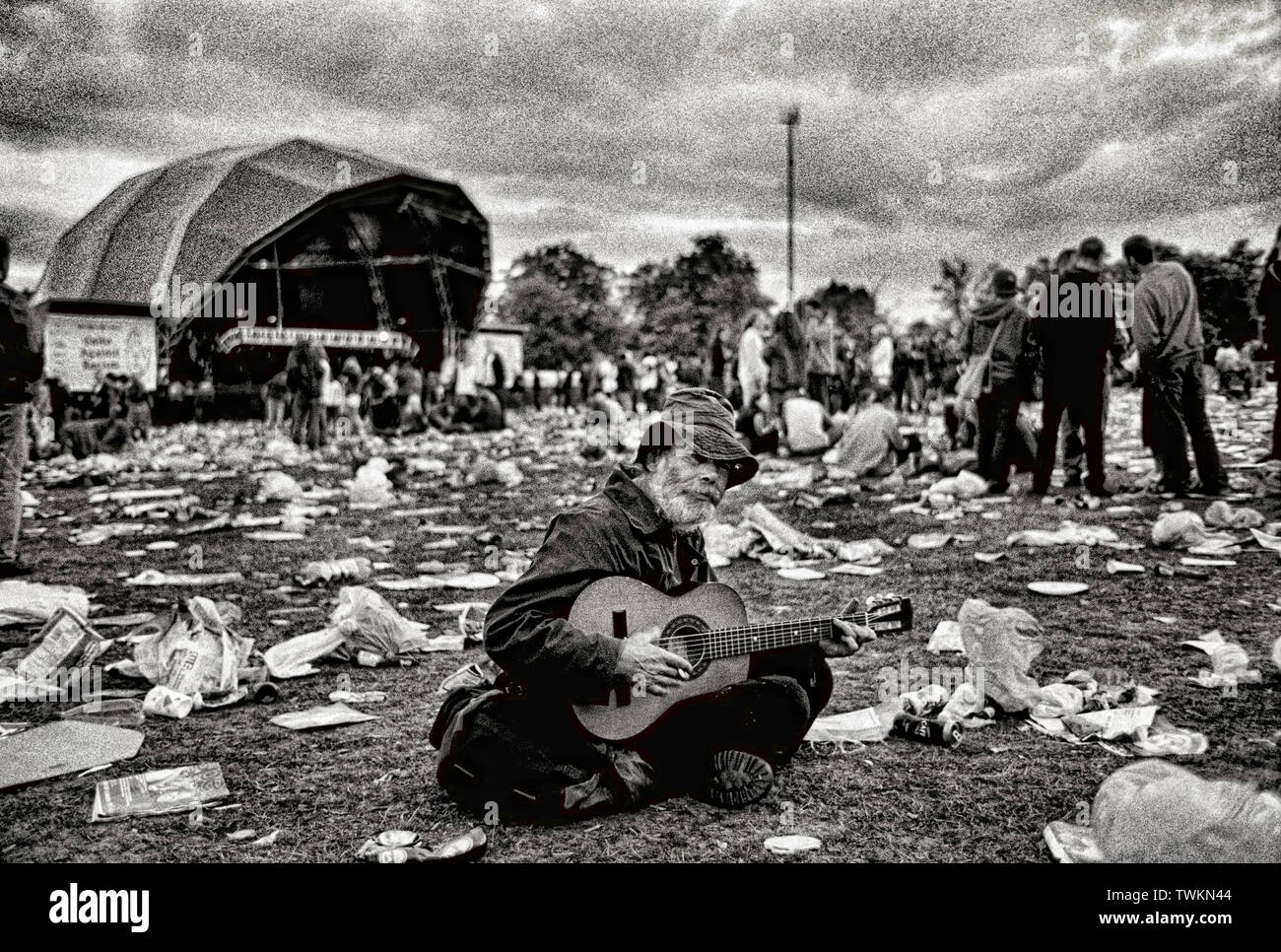 Vieil homme jouant de la guitare à la fin d'un festival à Finsbury Park, London England Angleterre UK Banque D'Images