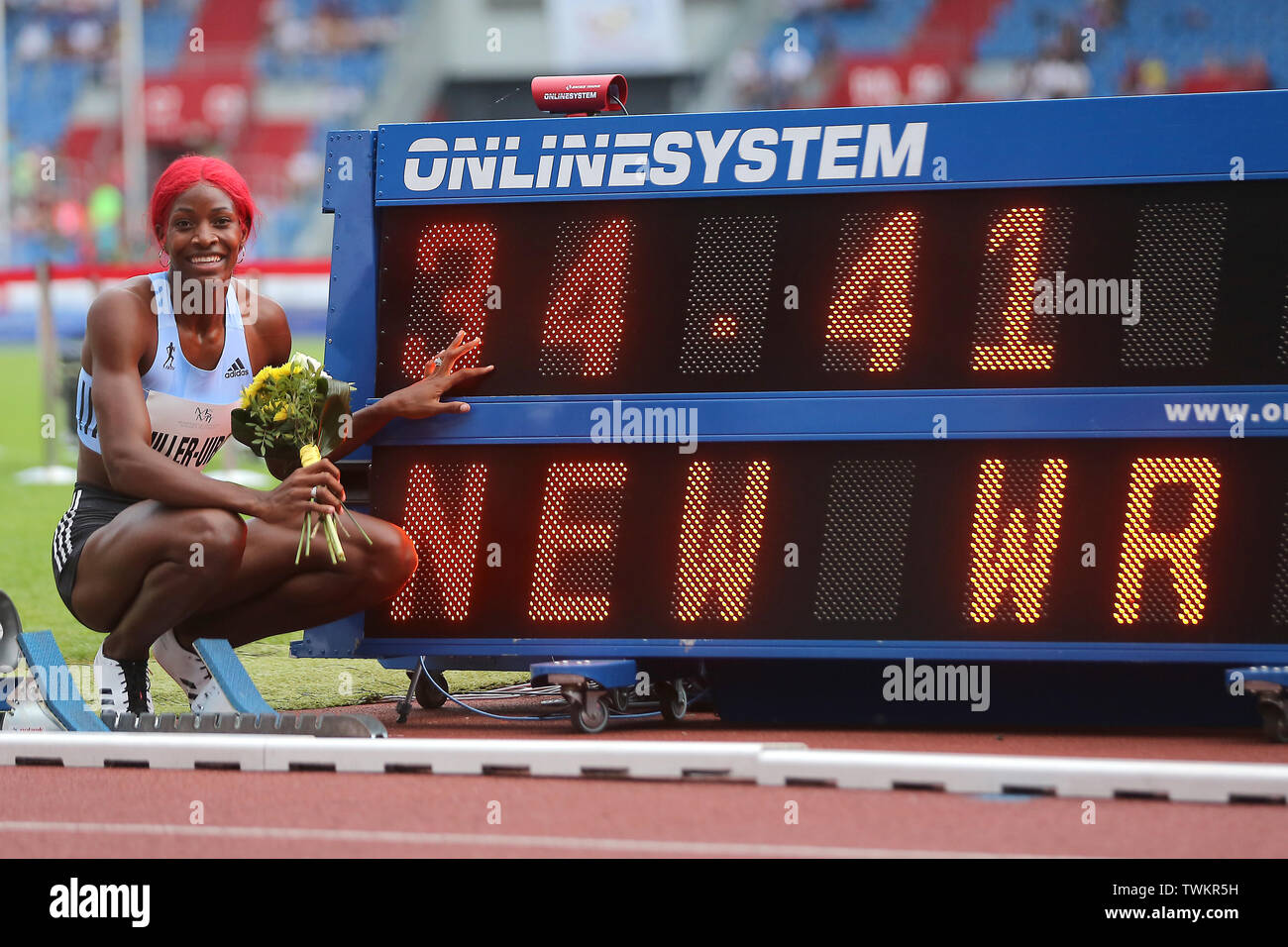 Ostrava, République tchèque. 20 Juin, 2019. Shaunae Miller-Uibo de Bahamas célèbre après avoir remporté le 300 mètres masculin dans un nouveau record du monde aux Championnats du monde d'athlétisme Golden Spike Ostrava en défi le Jeudi, Juin 20, 2019. (CTK Photo, Petr Sznapka) Banque D'Images