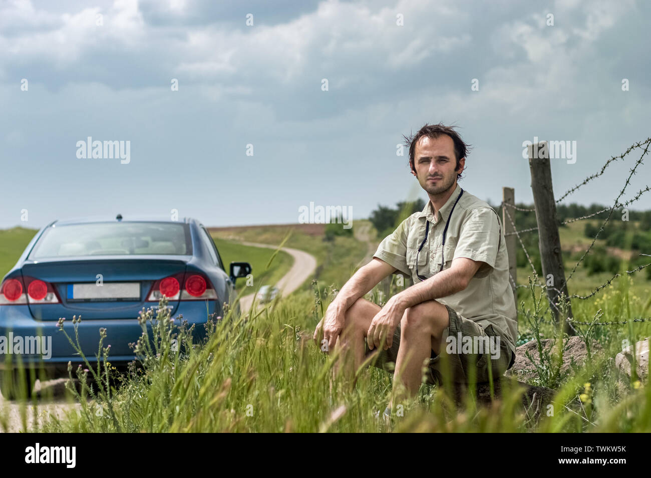 Heureux homme assis sur une voiture Banque de photographies et d’images ...