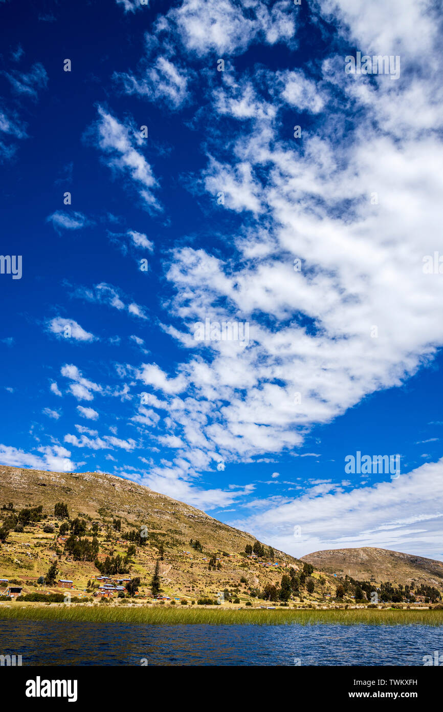 Les formations de nuages spectaculaires dans le ciel au-dessus du lac Titicaca, le Pérou, Amérique du Sud Banque D'Images