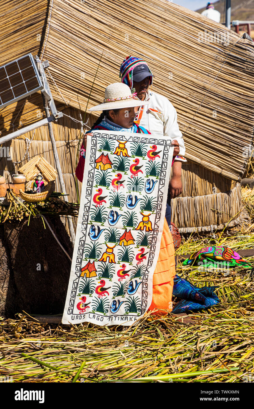 Artisan artisanal et produits textiles cousus à la vente sur le îles Uros, îles flottantes de roseaux sur le lac Titicaca, le Pérou, Amérique du Sud Banque D'Images