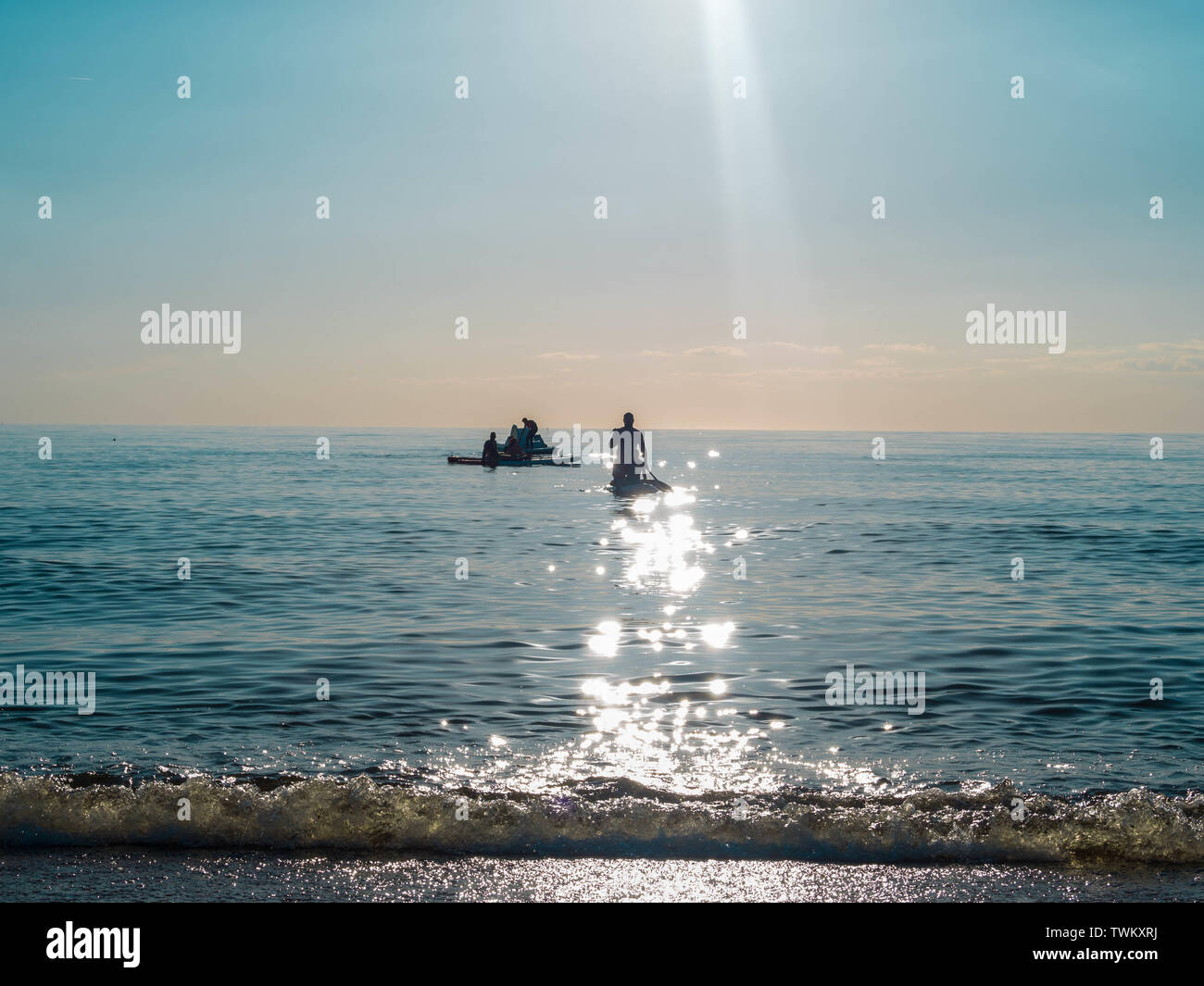 Surf SAP, un peuple est flottant sur une planche sur l