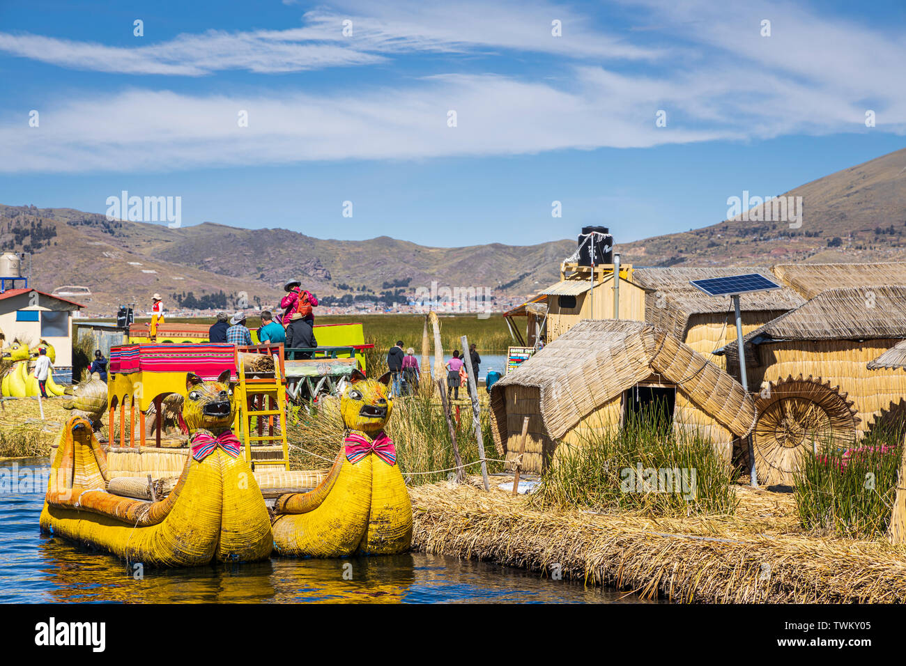 Bateaux Reed avec puma têtes à la proue dans l'îles Uros, îles flottantes de roseaux sur le lac Titicaca, le Pérou, Amérique du Sud Banque D'Images