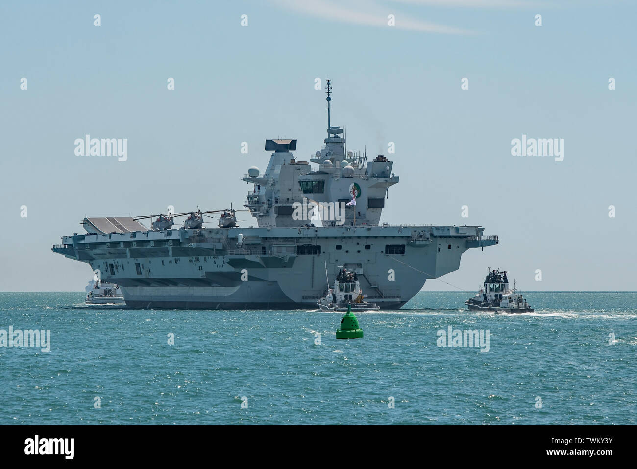 La Royal Navy porte-avions HMS Queen Elizabeth quitter Portsmouth, Royaume-uni le 17/6/19 à poursuivre les essais d'aéronefs. Banque D'Images