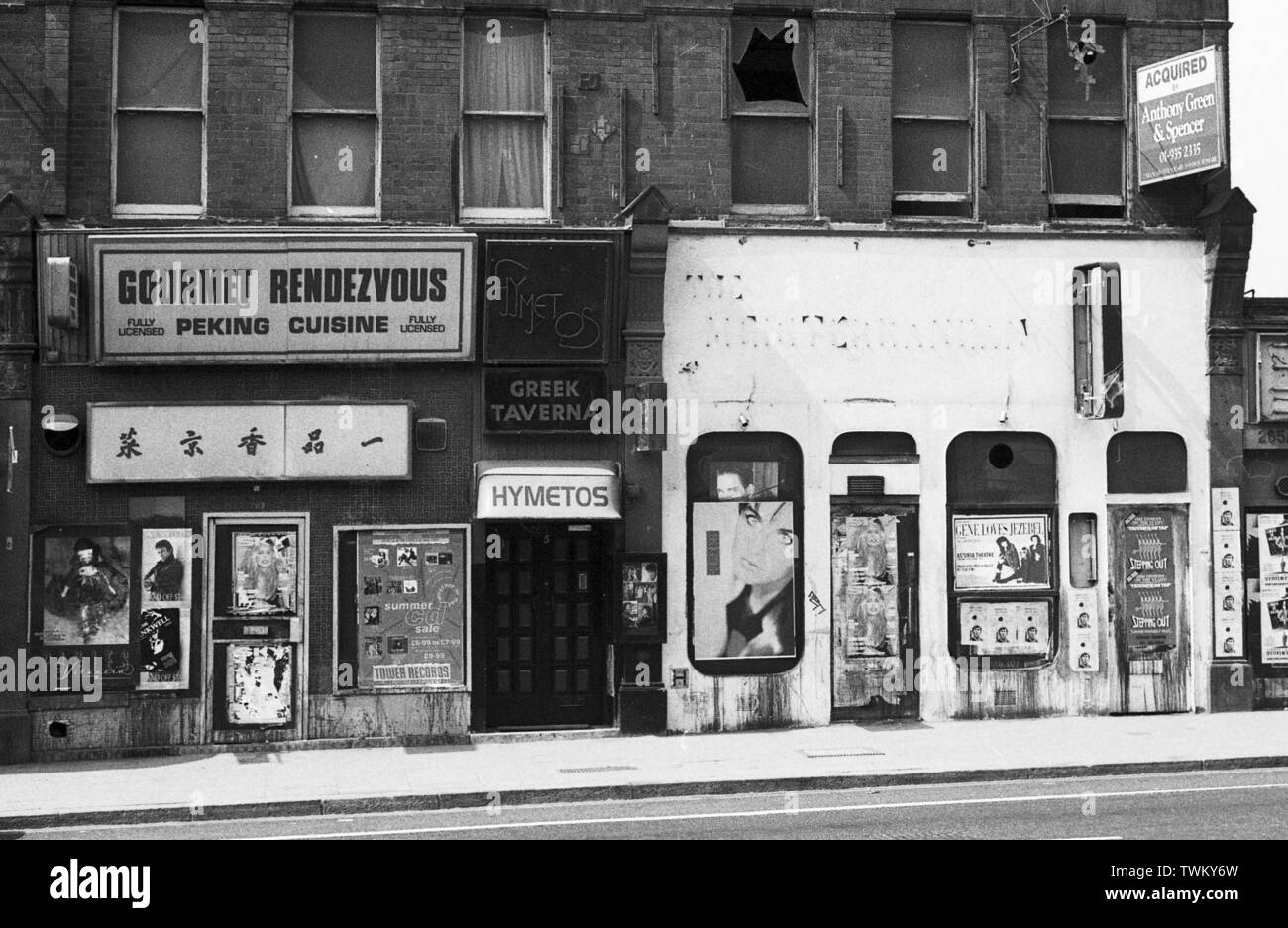 Exécuter down street c1987 avec un restaurant chinois, Hymetos taverne grecque et voler des affiches pour des événements de musique y compris les Pixies, Gene Loves Jezabel et Tower Records. Photo par Tony Henshaw Banque D'Images