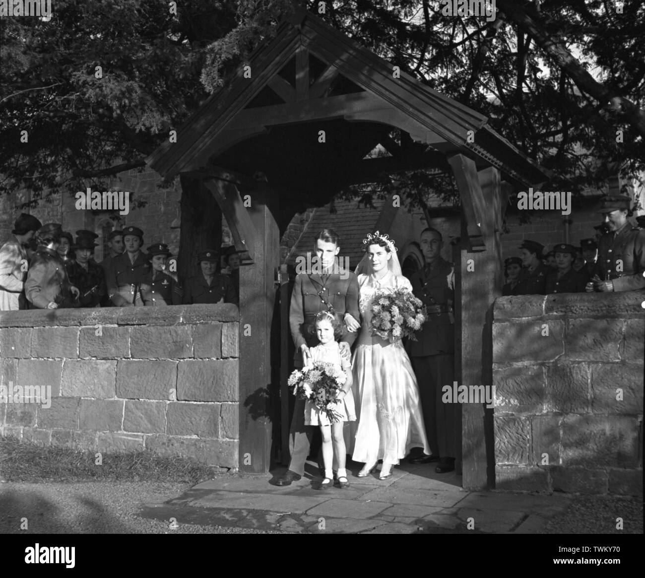 Mariage à l'église c1946 Nom de Mason - Le couple nouvellement marié avec les clients et de demoiselle. Photo par Gilbert Adams de la Gilbert Collection Adams entièrement détenu par Tony Henshaw Banque D'Images