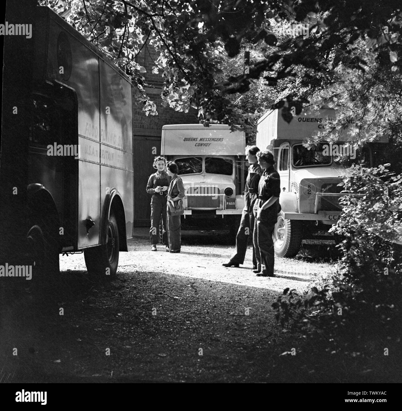 L'Équipe volante - Queen's Messengers convoi c1941 à une base située à Cornwall. Leur but était de fournir de la nourriture d'urgence aux victimes de blitzed communes, afin que les victimes d'être nourri dès que possible après la photo de Gilbert Adams de la Gilbert Collection Adams - entièrement détenu par Tony Henshaw Banque D'Images