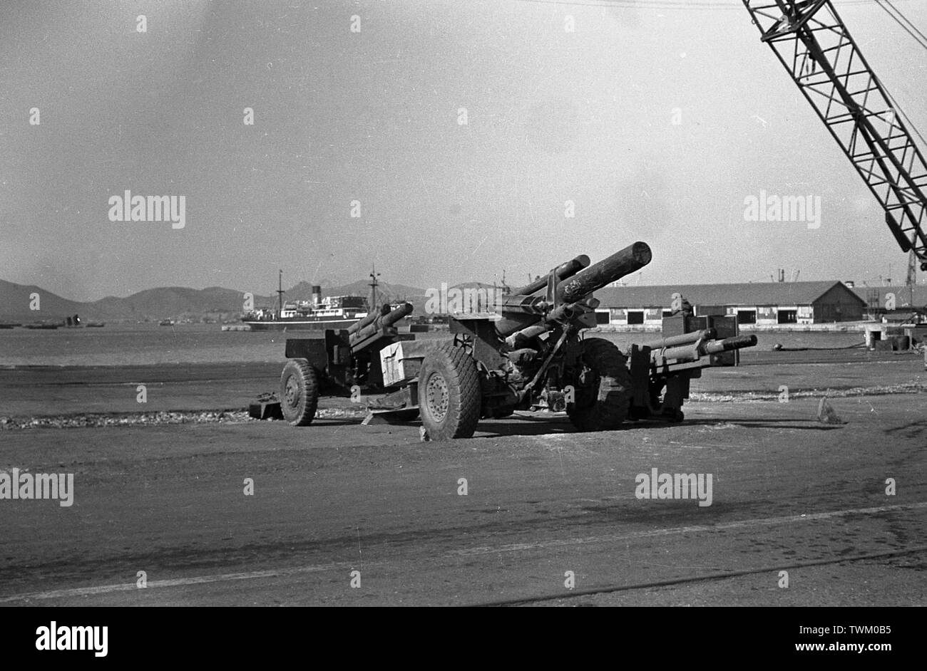 Armée américaine en Corée 1955 Hafen Süd Pusan Haubitze M101 105 mm 155 mm und M114 - US Army dans la République de Corée (ROK) / Corée du Sud 1955 Port de Pusan Howitzer M101 4,1 pouces et M114 6,1 pouces Banque D'Images