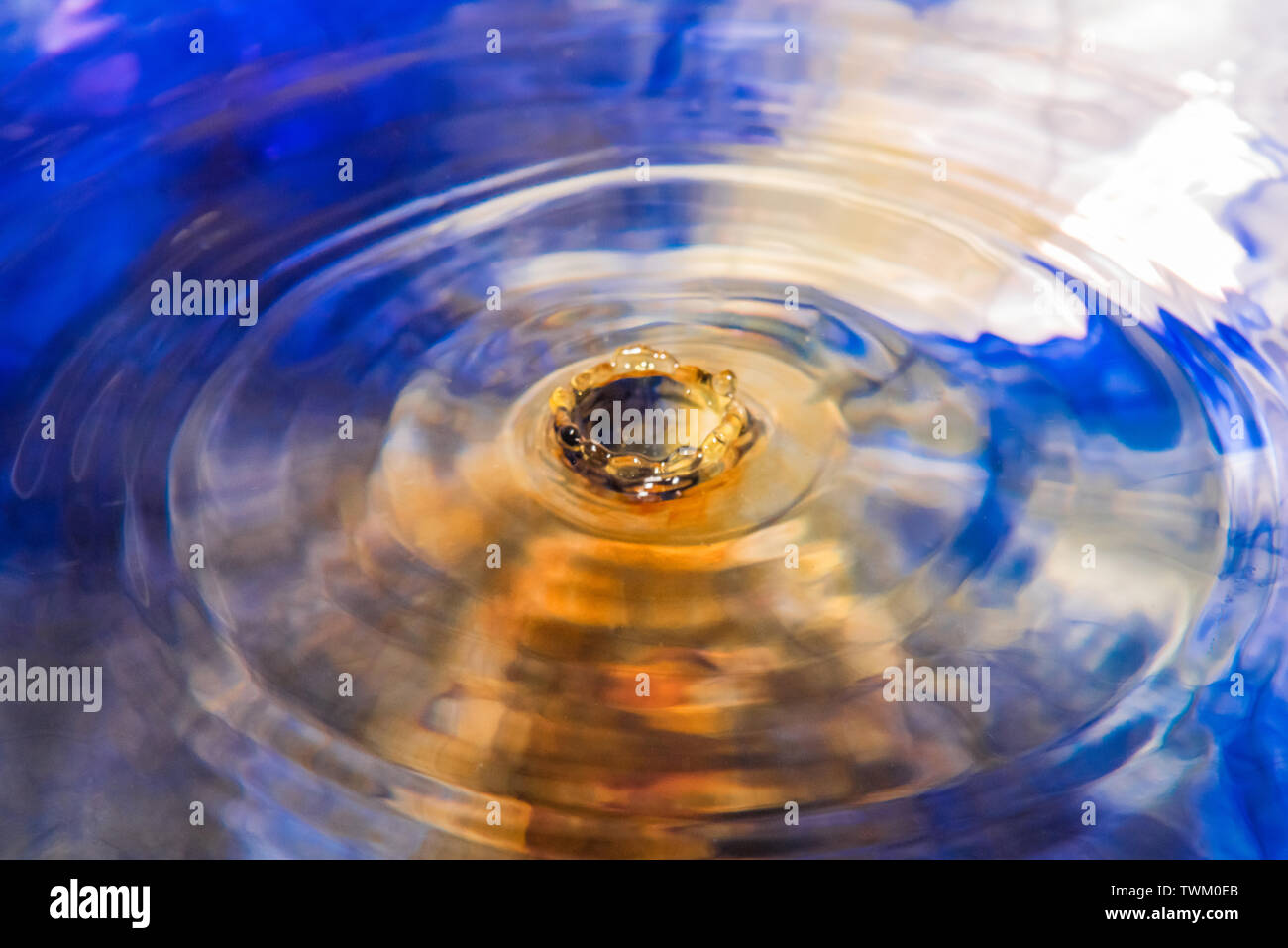 Image encadrée à un moment où la goutte d'eau a disparu, pour ne laisser que la trace qu'il était là, qu'elle existait. Les couleurs sont fascinatin Banque D'Images