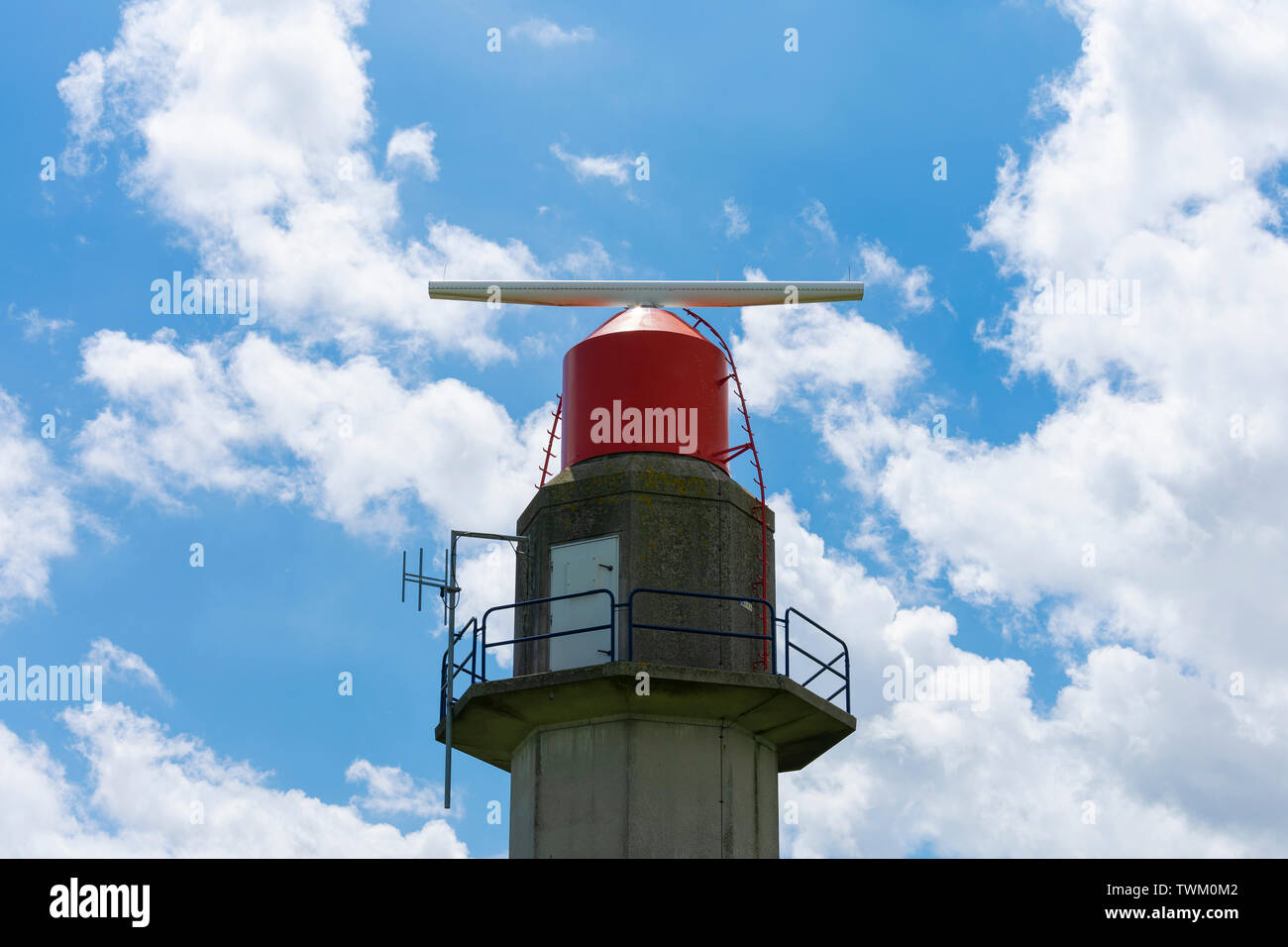 Détail d'une tour radar dans Anciens Doel, Belgique avec un haut rouge Banque D'Images
