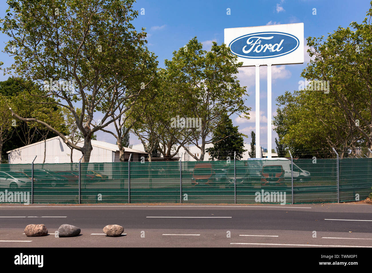 Grand panneau publicitaire à l'usine automobile Ford dans la ville, quartier de Niehl, Cologne, Allemagne. grosses Werbeschild an den Ford-Werken dans Niehl, Banque D'Images