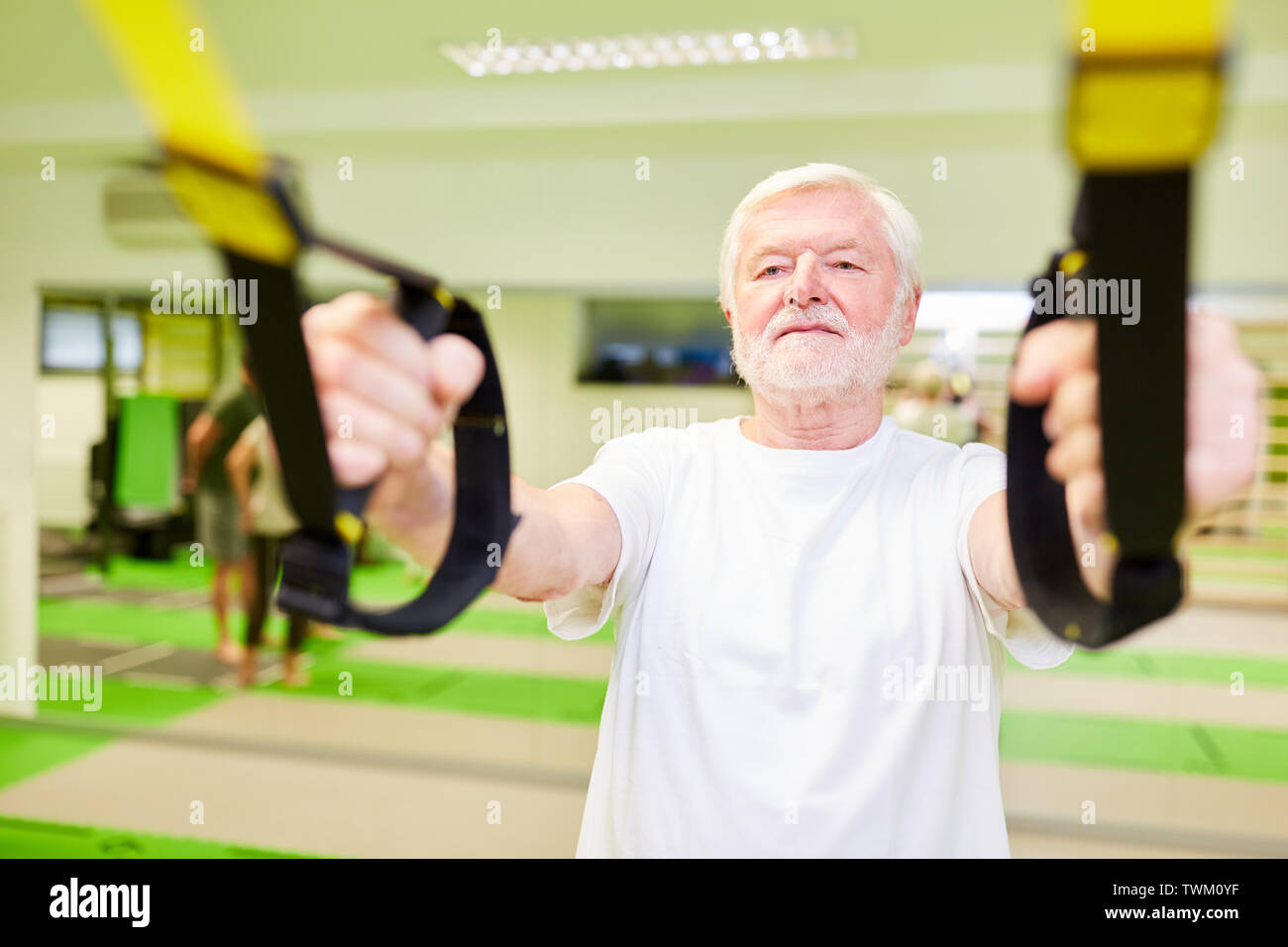 Dans la formation des cadres supérieurs de l'élingue en physiothérapie contre les maux de dos dans la salle de sport Banque D'Images