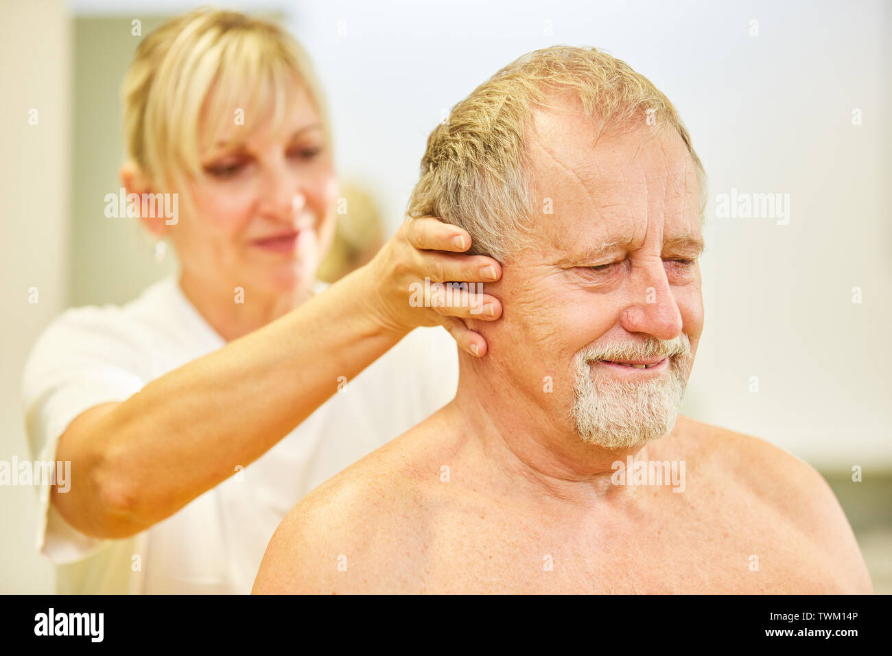 L'ostéopathe traite guérisseur ou syndrome de la colonne cervicale en senior patient avec la chiropratique Banque D'Images