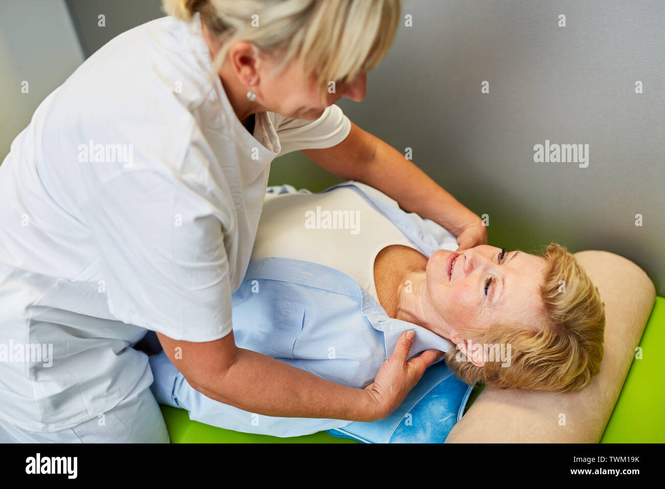 Médecin traite les patients avec syndrome de la colonne cervicale en chiropratique Banque D'Images
