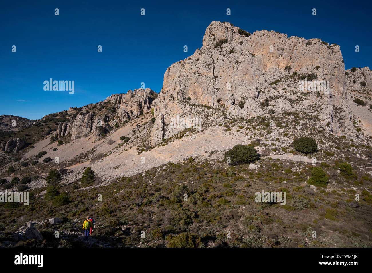 Deux femmes de la randonnée dans la Sierra de Serrella, Quatretondeta-Confrides, province d'Alicante, Valence, Espagne région Banque D'Images