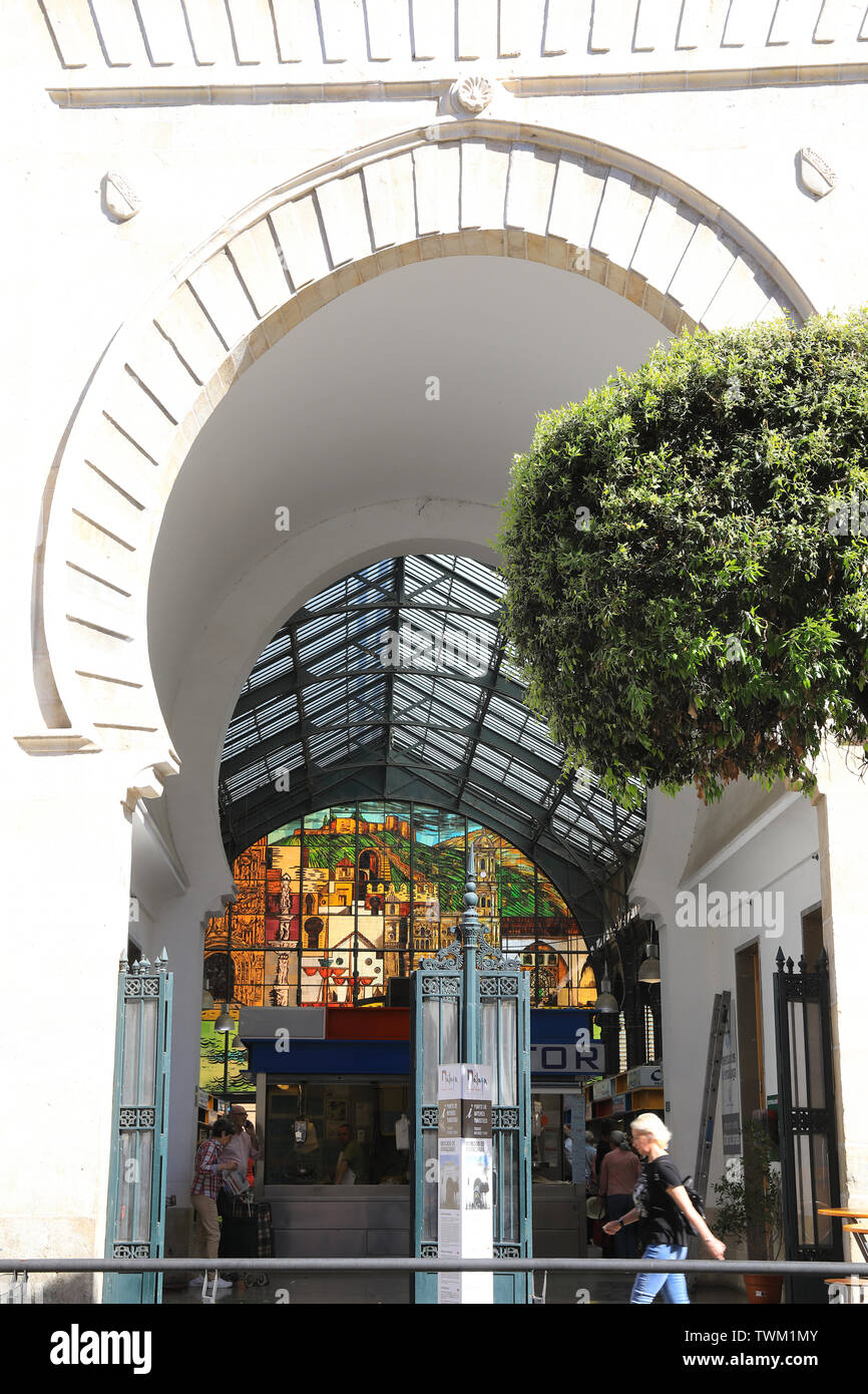 L'Arabe historique porte monumentale dans le Mercado de marché Atarazanas, dans la ville de Malaga, Espagne, Europe Banque D'Images