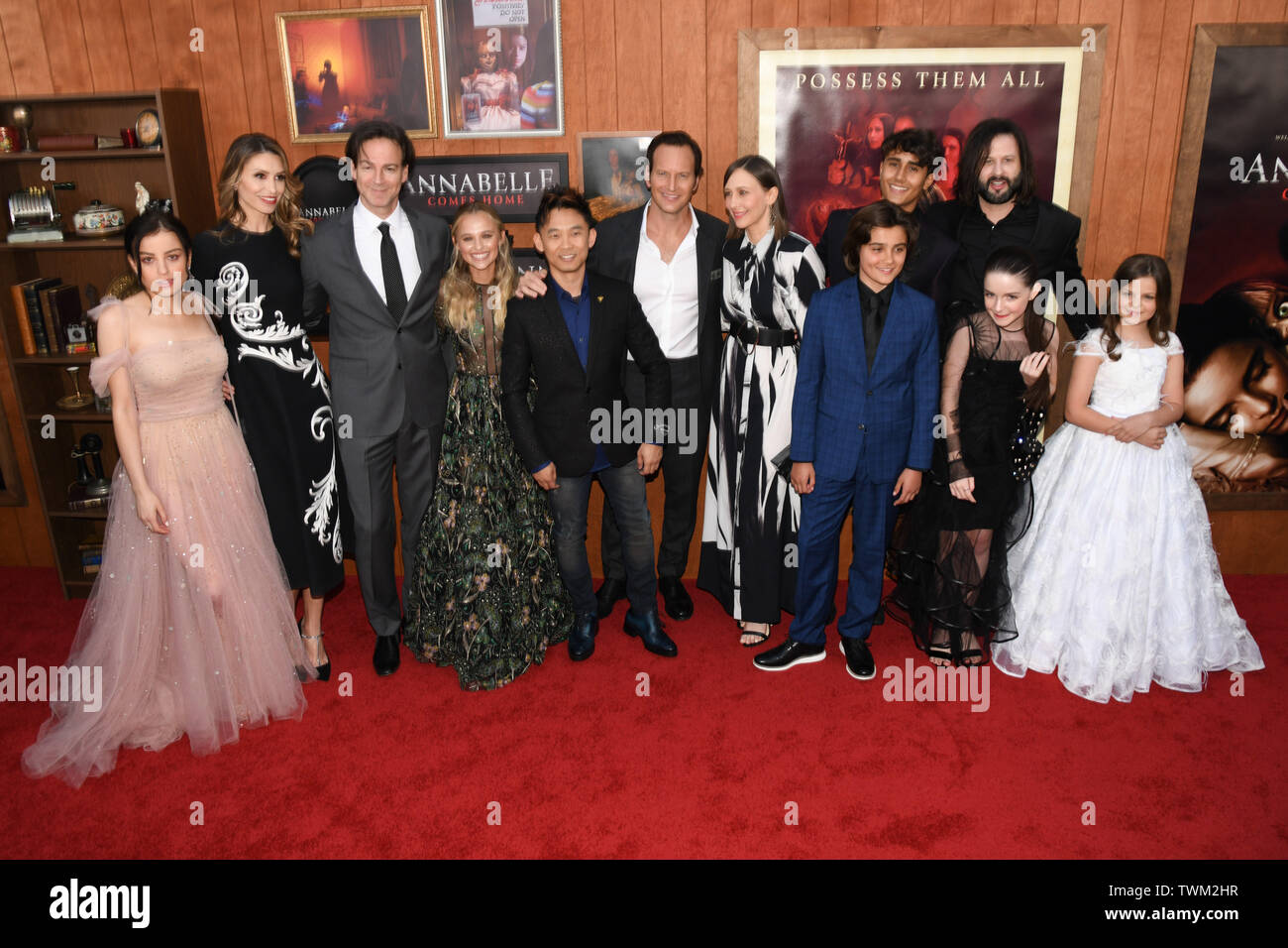 Westwood, United States. 20 Juin, 2019. 20 juin 2019 - Westwood, Californie - Katie Sarife, Natalia Safran, Peter Safran, Madison Iseman, James Wan, Patrick Wilson, Vera Farmiga, Michael Cimino, Luca Luhan, Gary Dauberman, McKenna, Samara Grace Lee. 'Annabelle' Home' Première mondiale tenue au Regency Village Theatre. Credit : Billy Bennight/AdMedia/Newscom/Alamy Live News Banque D'Images