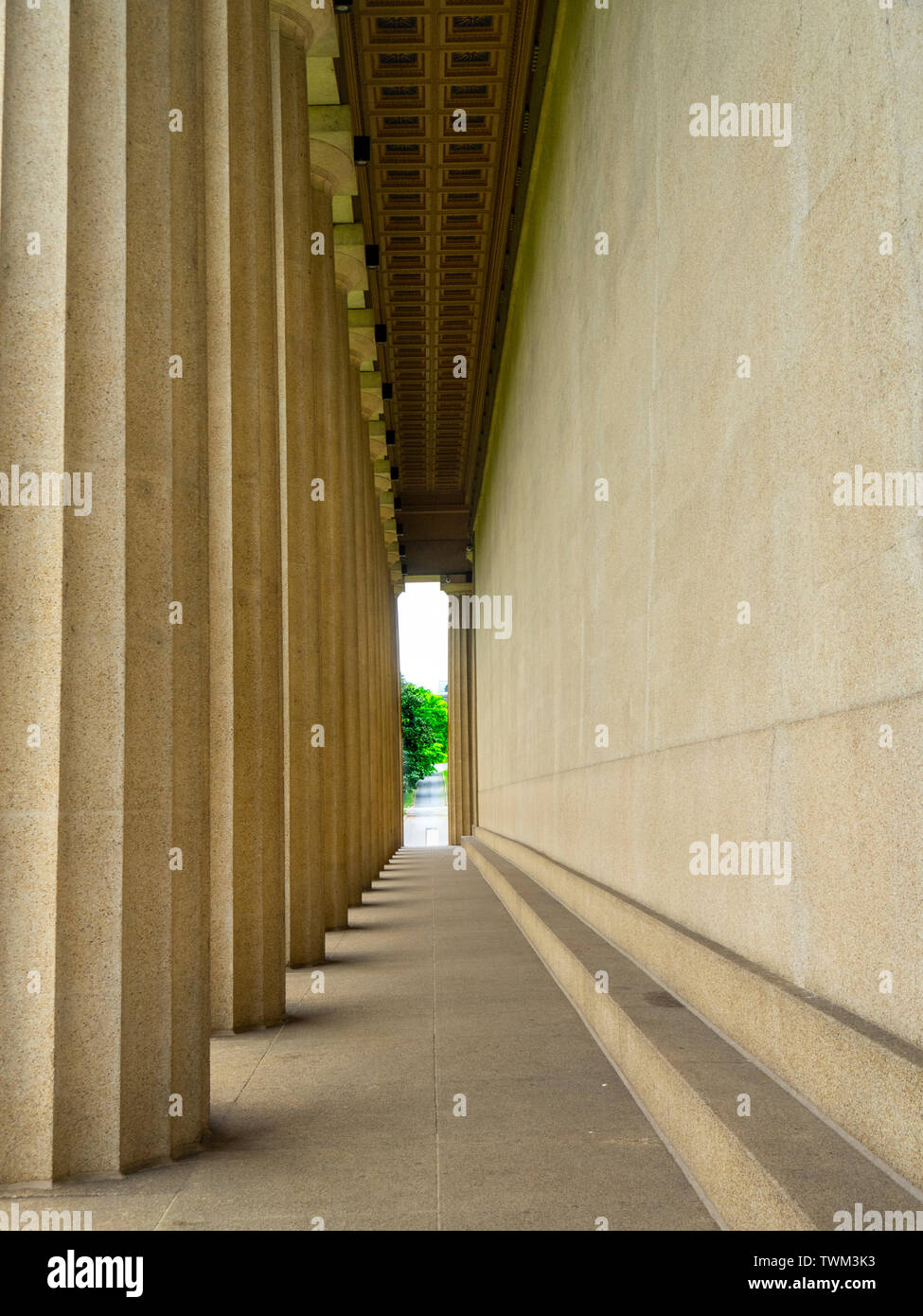 Mur latéral et de colonnes de la pleine échelle de réplique au parc Centennial Parthenon Nashville Tennessee USA. Banque D'Images