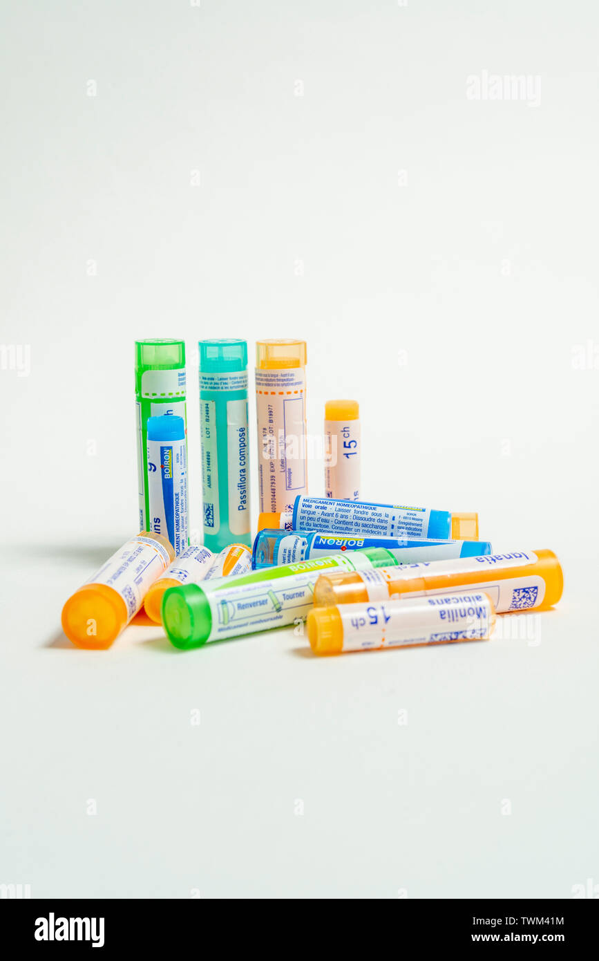 Tubes homéopathiques : granules homéopathiques, tubes de la Laboratoires Boiron Banque D'Images