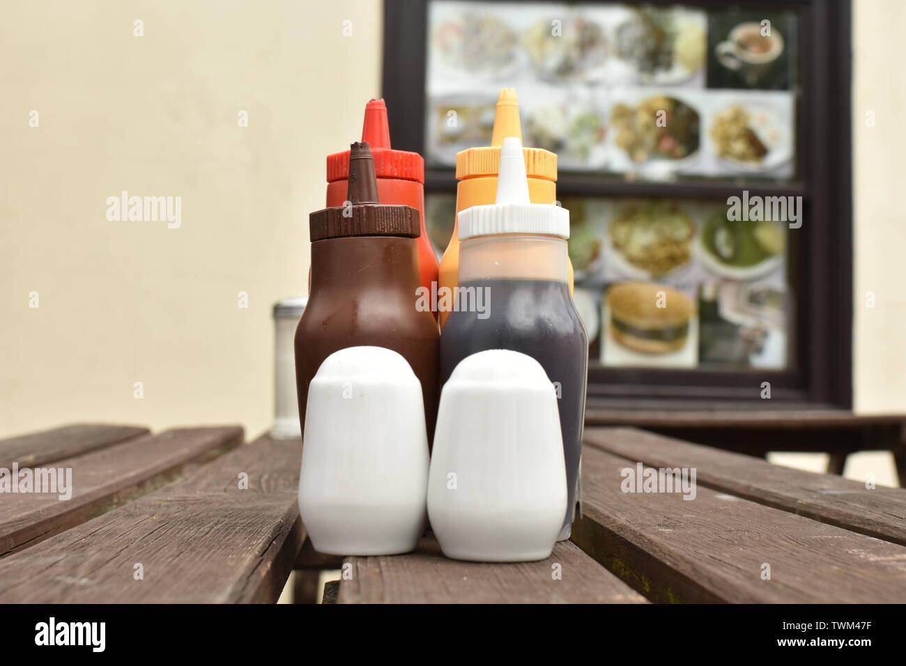 Les bouteilles de condiments, photographié sur une table sur la Highstreet Ashford Banque D'Images
