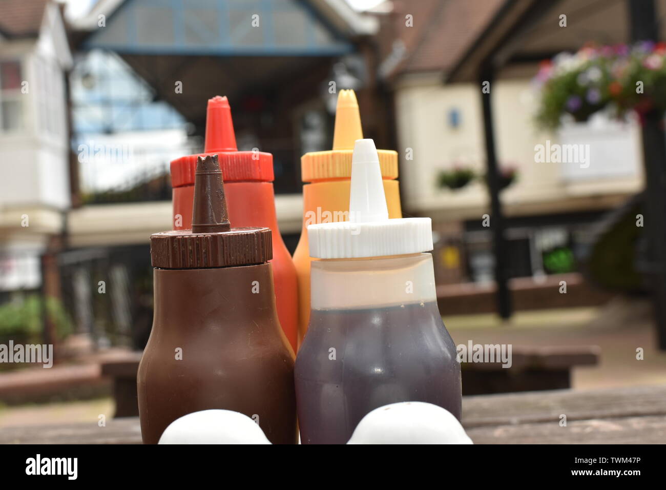 Les bouteilles de condiments, photographié sur une table sur la Highstreet Ashford Banque D'Images