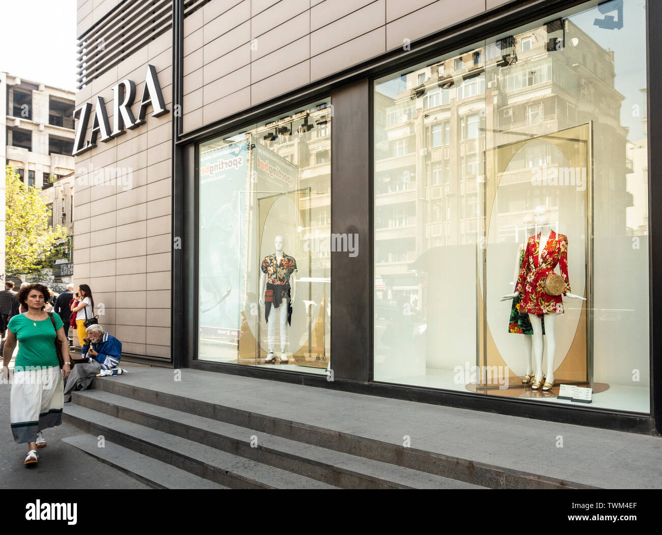 Les vitrines d'une succursale de la chaîne de mode Zara dans la vieille  ville de Bucarest, Roumanie, București Photo Stock - Alamy