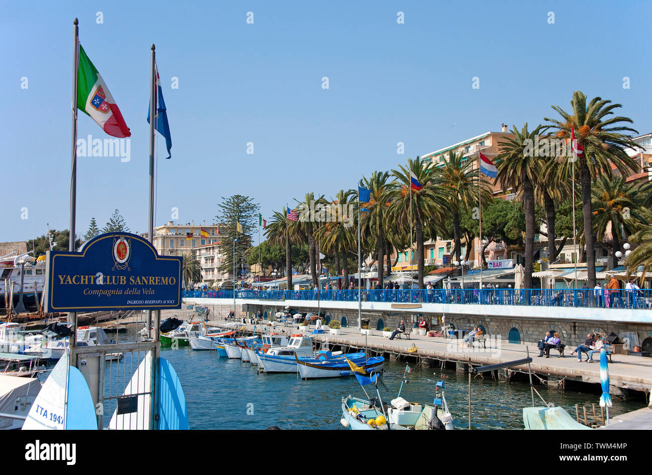 Yachtclub am Hafen von San Remo, an der Hafenstadt ligurischen Küste, Riviera di Ponente, Ligurien, Italien | Yacht club dans le port de San Remo, L Banque D'Images