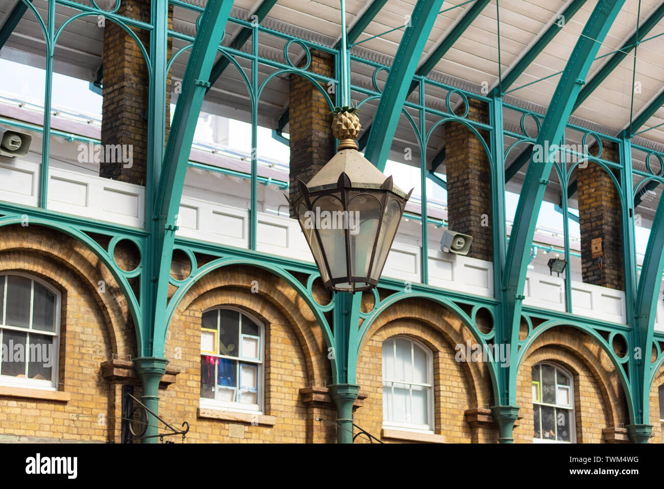 Détail d'une lampe accrochée à la toiture d'acier de marché couvert de Covent Garden à Londres Royaume-Uni . Banque D'Images