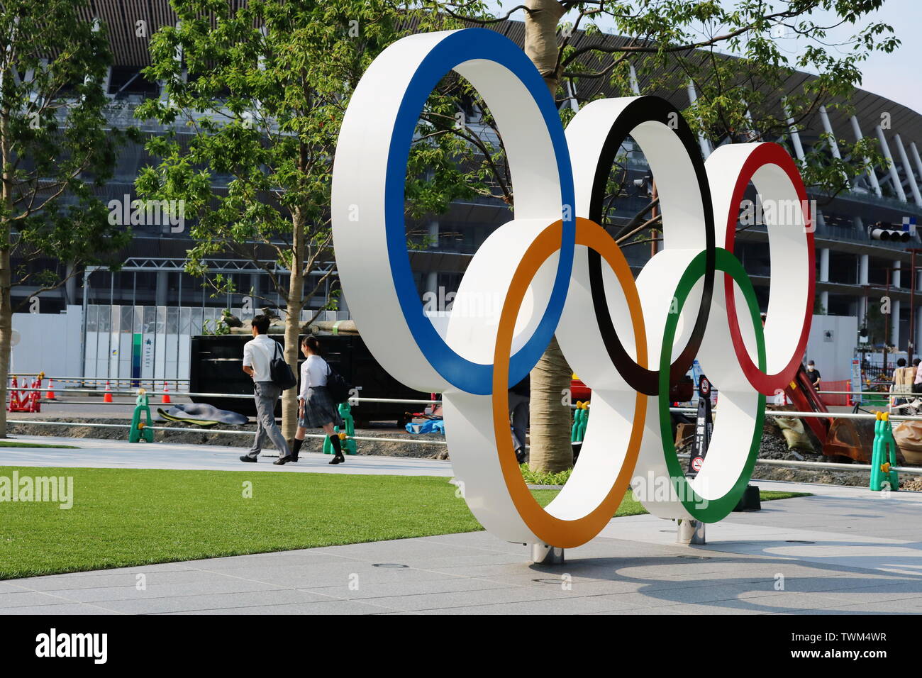 Anneaux olympiques monument à Tokyo Sport Olympic Square, le QG de JSPO & JOC. En face de la sous-construction Le stade national. (Juin 2019) Banque D'Images