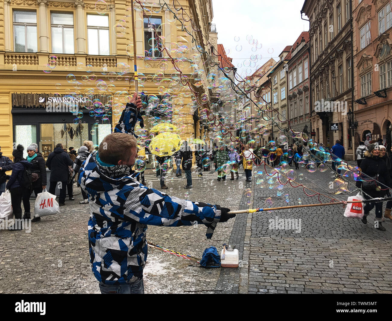 Un artiste de rue à Prague, République tchèque reçoit les touristes avec des bulles Banque D'Images