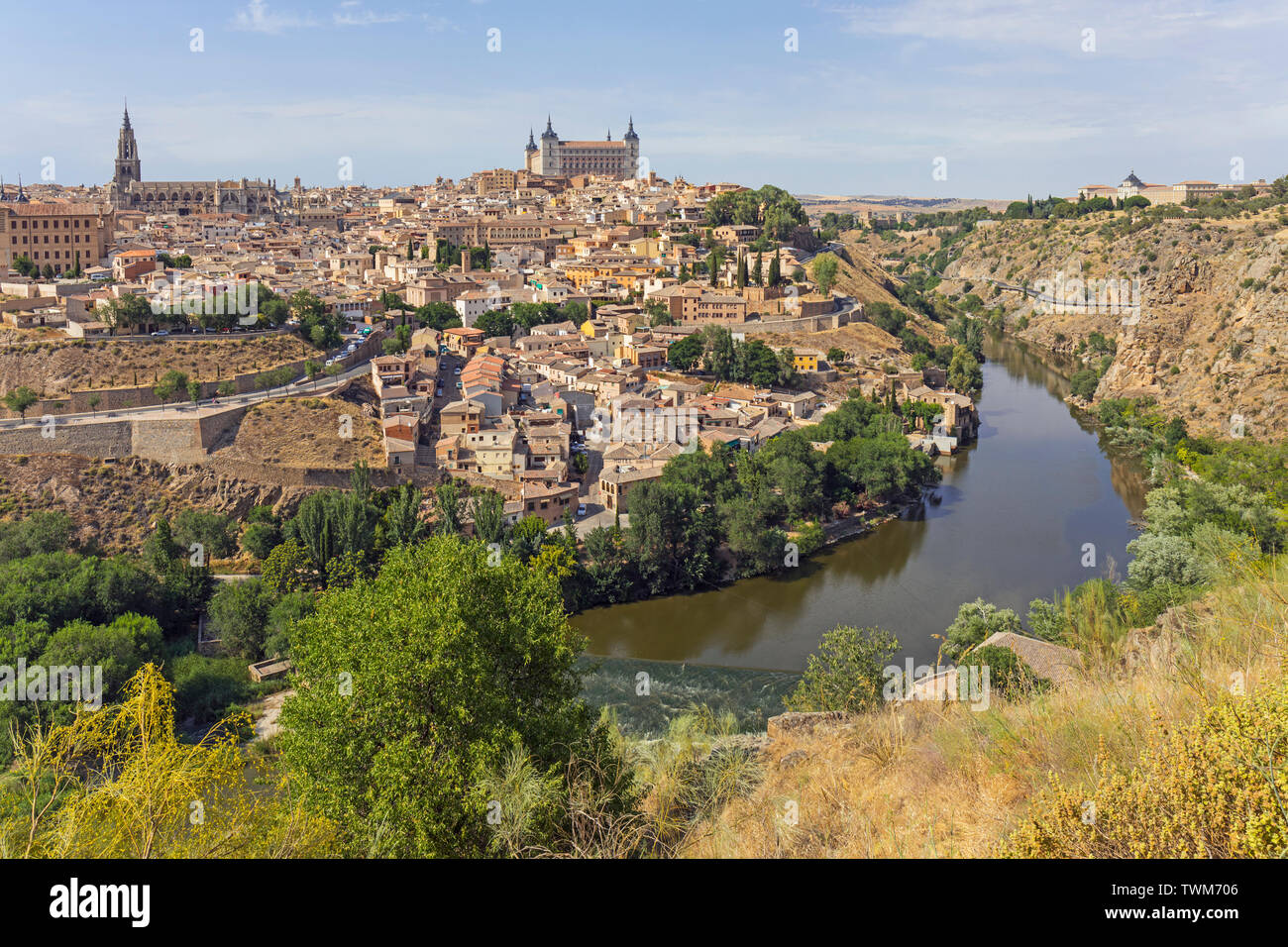 Toledo, Toledo Province, Castille la Manche Espagne. Vue générale du centre historique montrant le Tage (Rio Tajo) avec l'Alcazar centre et Banque D'Images