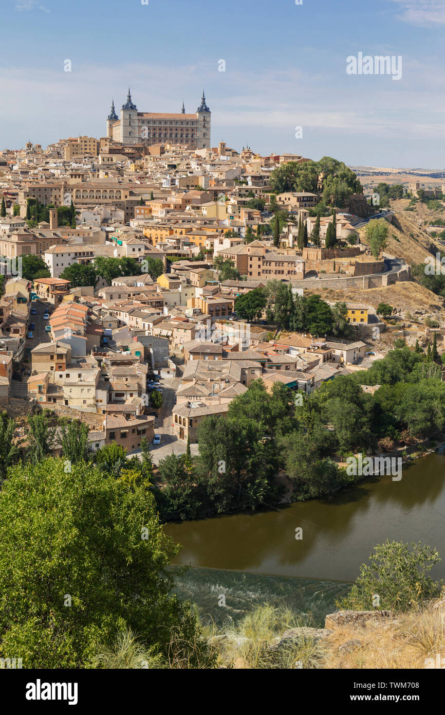 Toledo, Toledo Province, Castille la Manche Espagne. Vue générale du centre historique montrant le Tage (Rio Tajo) et l'Alcazar. Toledo est Banque D'Images