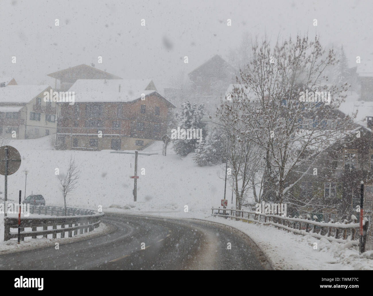 Hiver en Autriche est à travers le pare-brise alors que la pluie et la neige qui s'est passé. C'était comme presque noir et blanc en laissant une légère teinte de couleur. Banque D'Images