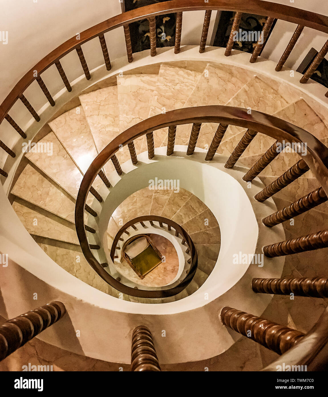 Un escalier avec une spirale à la baisse de la création d'une proportion géométrique classique. Banque D'Images