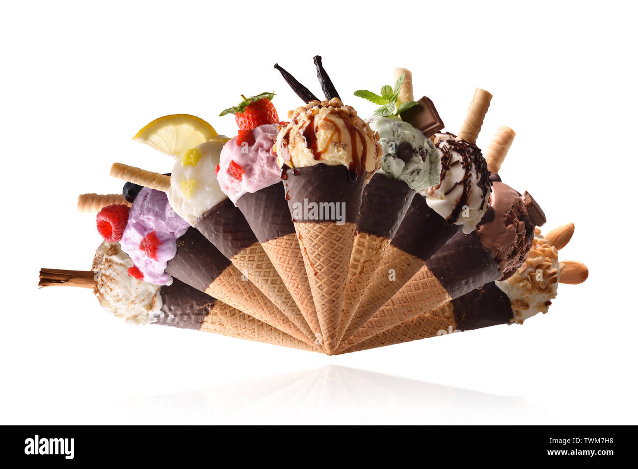 Assortiment de fruits naturels de la crème glacée avec un fond blanc. Garni de fruits et produits de traitement. La forme de la représentation. Vue avant Banque D'Images