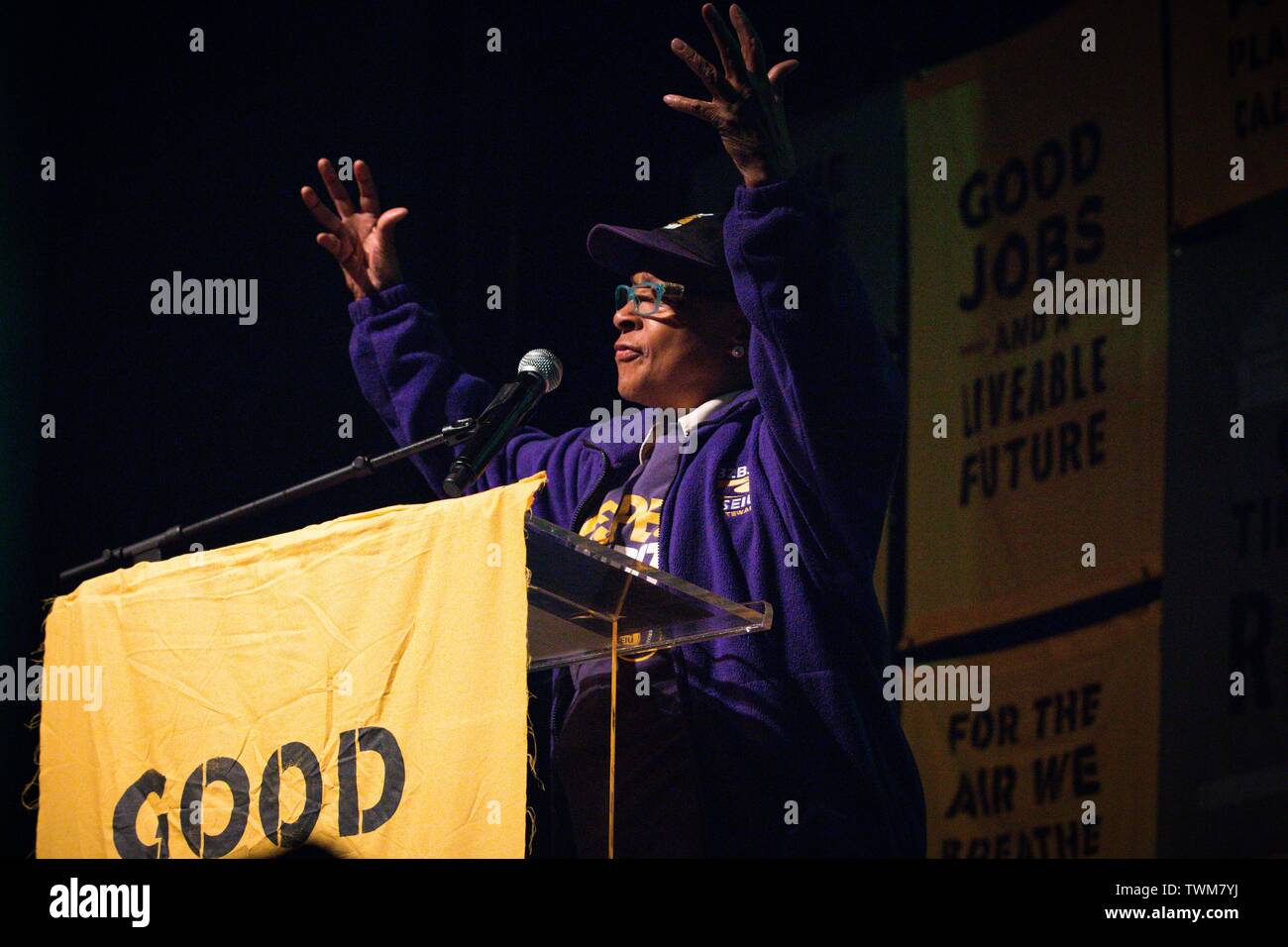 13 mai 2019- Le sénateur Bernie Sanders et Alexandrie représentant Ocasio Cortez parler de l'importance d'un Green New Deal à un hôtel de ville organisée par le mouvement de lever du soleil. Washington, DC, USA. Banque D'Images