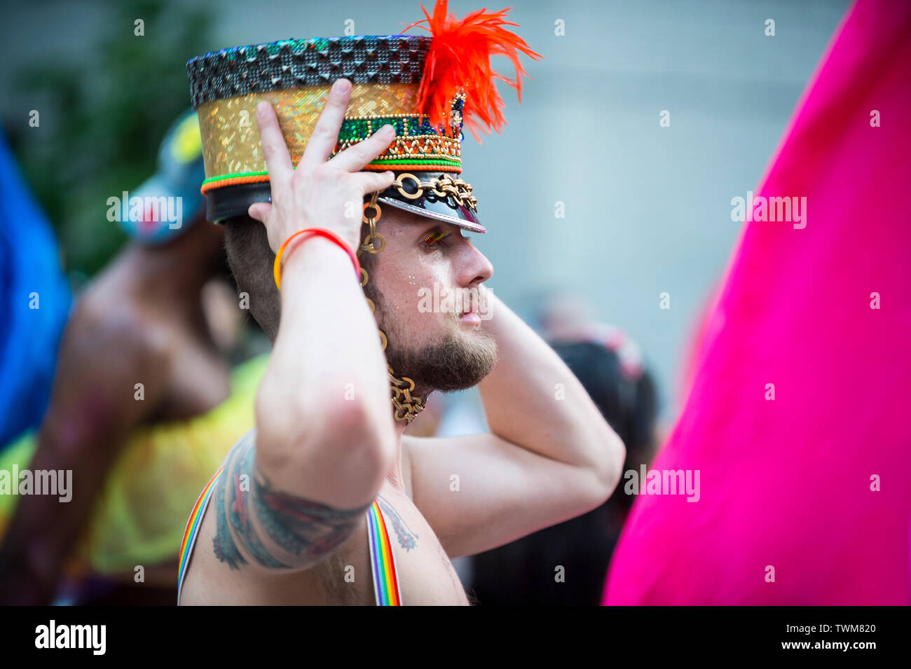 NEW YORK - 25 juin 2017 : un supporter porte une robe flamboyante chapeau dans la Gay Pride Parade annuelle qui passe par Greenwich Village. Banque D'Images