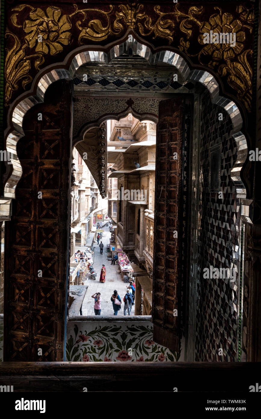 Un gros plan de travail dans l'art complexe de Patwanji Ki Haveli, Jaisalmer, Rajasthan, Inde, tout en regardant à travers une grande fenêtre . Banque D'Images