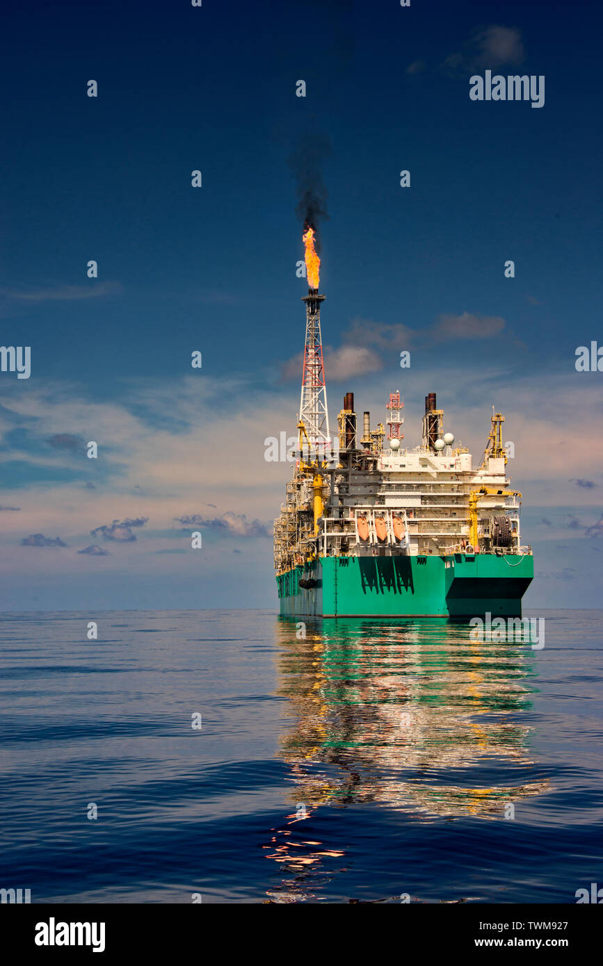 FLNG ou gaz naturel liquéfié flottante en mer d'ancrage pour le stockage de gaz naturel en mer Banque D'Images