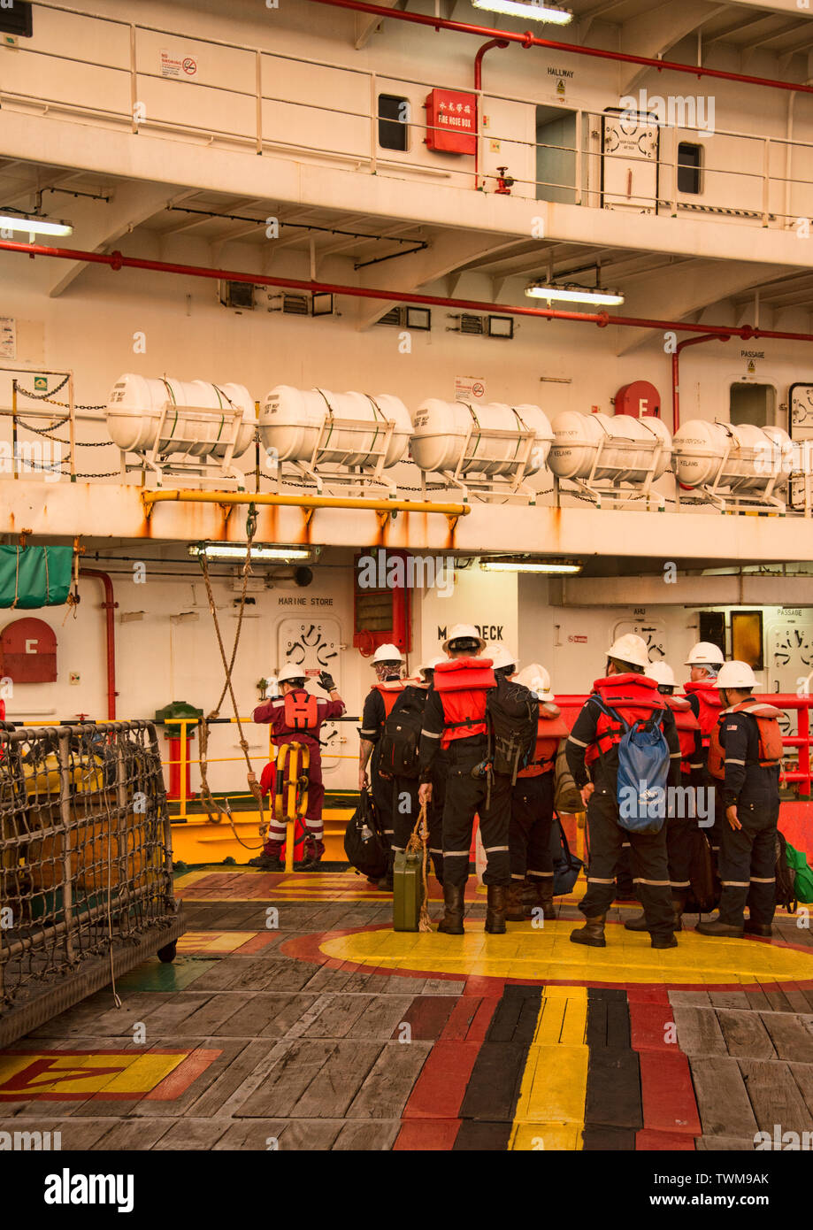 Travailleur étranger à se préparer à l'embarquement à partir de la barge d'hébergement autre bateau Banque D'Images