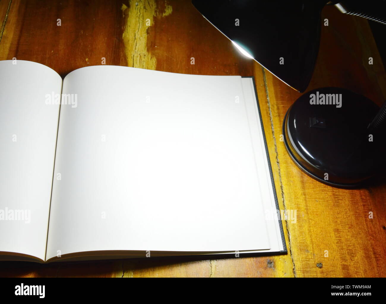 Livre papier blanc et lampe de lecture sur table en bois dans la nuit Photo  Stock - Alamy