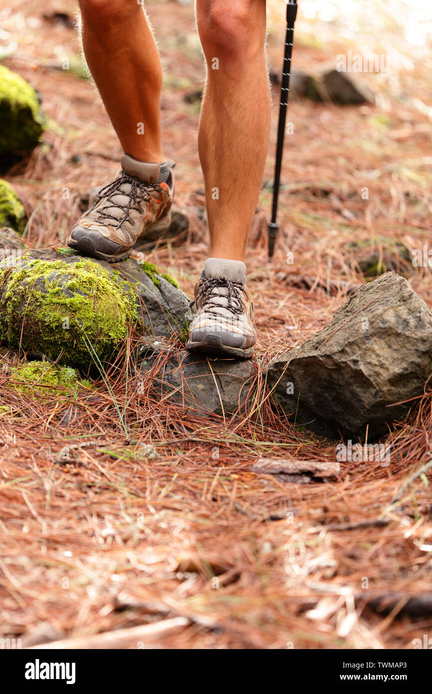 Randonneur - portrait de l'homme Chaussures et bottes de randonnée. L'homme sur la randonnée dans la forêt. Banque D'Images