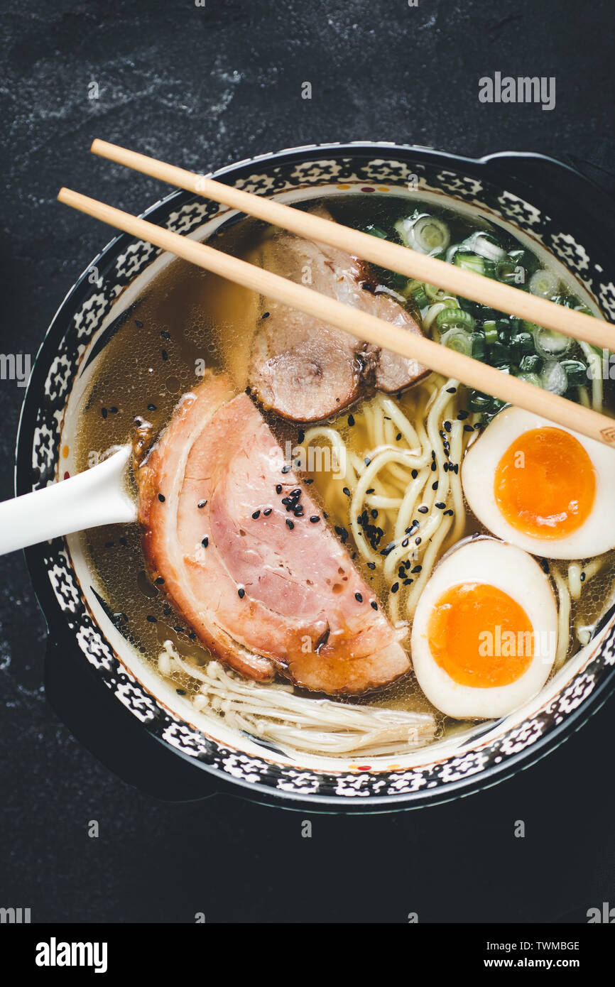 Soupe Ramen traditionnel avec les nouilles Udon, le porc et les oeufs Banque D'Images