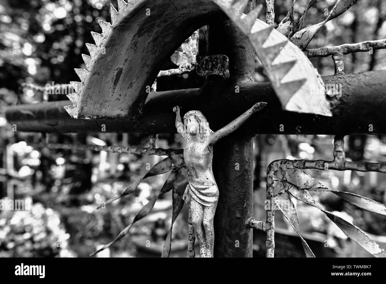 Croix sur le cimetière abandonné. Banque D'Images