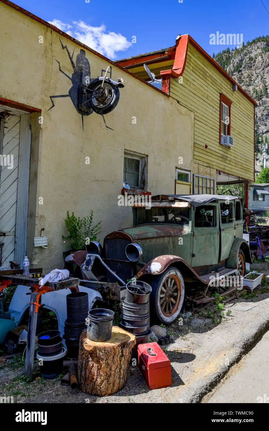 Voiture à l'extérieur de vieille bagnole junk store, Hedley, British Columbia, Canada Banque D'Images Voiture à l'extérieur de vieille bagnole junk store, Hedley, British Columbia, Canada Banque D'Images