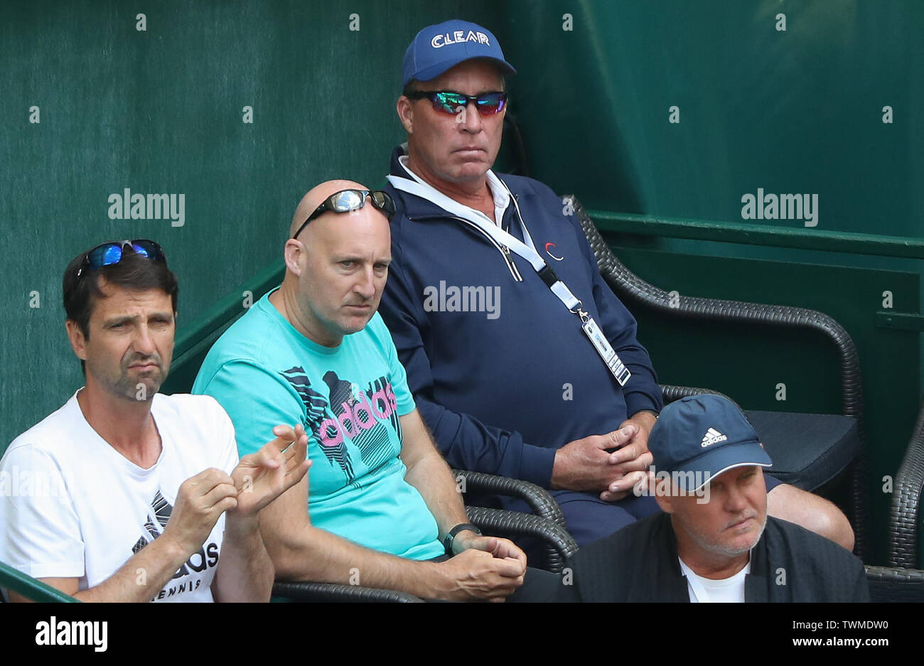 Halle, Allemagne. 21 Juin, 2019. Tennis : ATP-Tour des célibataires, des hommes, des quarts de finale, Goffin (Belgique) - Zverev (Allemagne). Le physiothérapeute de Alexander Zverev, Hugo Gavil (l-r), son préparateur physique Jez Vert, son entraîneur-chef, ex-pro de tennis Ivan Lendl, Alexander et son père sont assis dans le box des joueurs. Credit : Friso Gentsch/dpa/Alamy Live News Banque D'Images