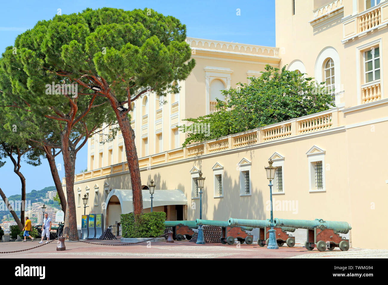 La ville de Monaco, Monaco - 13 juin 2014 : le Palais des Princes de Monaco, pyramides de boulets de canon et près de Prince Palace Banque D'Images