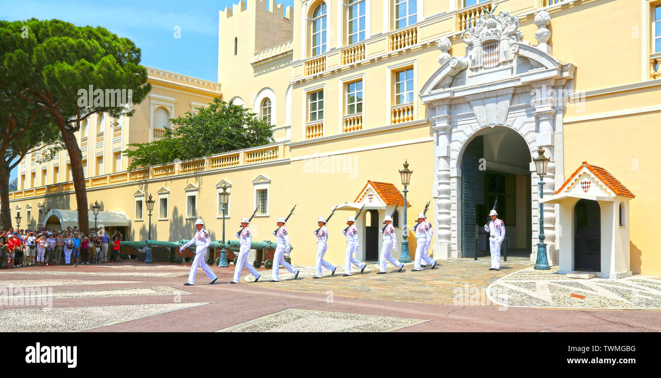 La ville de Monaco, Monaco - 13 juin 2014 : le rituel traditionnel de l'évolution de la Garde côtière canadienne - les Carabiniers du Prince, sur la place en face de la Pr Banque D'Images